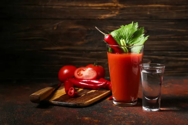 Ένα Ποτήρι Ματωμένο Κοκτέιλ Κόλιανδρο Κόκκινη Πιπεριά Τσίλι Και Βότκα — Φωτογραφία Αρχείου