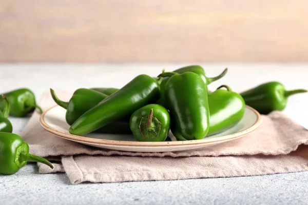 Plate Green Jalapeno Peppers Light Background Closeup — Stock Photo, Image