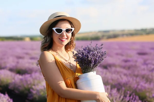 Beautiful Young Woman Lavender Field — Stock Photo, Image