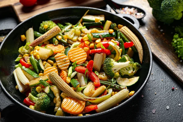 Sartén Con Diferentes Verduras Sobre Fondo Oscuro Primer Plano — Foto de Stock