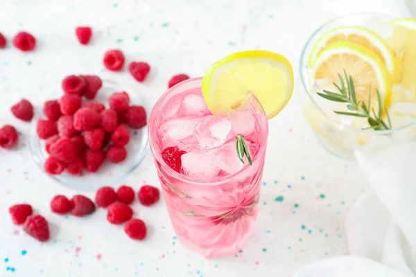 배경에 맛있는 라즈베리 레모네이드와 열매를 — 스톡 사진
