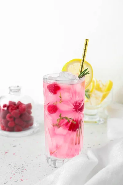 Glas Leckere Himbeer Limonade Auf Hellem Hintergrund — Stockfoto