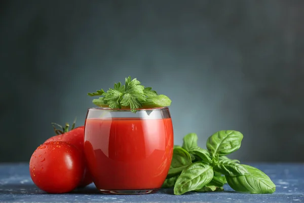 Glas Leckerer Tomatensaft Auf Dunklem Hintergrund — Stockfoto
