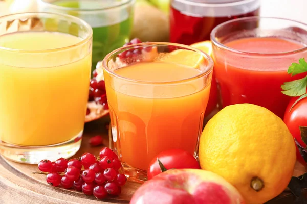 Glasses Healthy Juice Fruits Vegetables Light Background Closeup — Stock Photo, Image