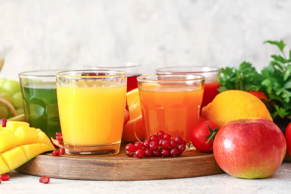 Glasses Healthy Juice Fruits Vegetables Light Background — Stock Photo, Image