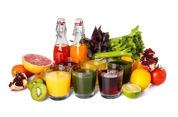 白い背景に健康的なジュース 果物や野菜を持つボトル — ストック写真
