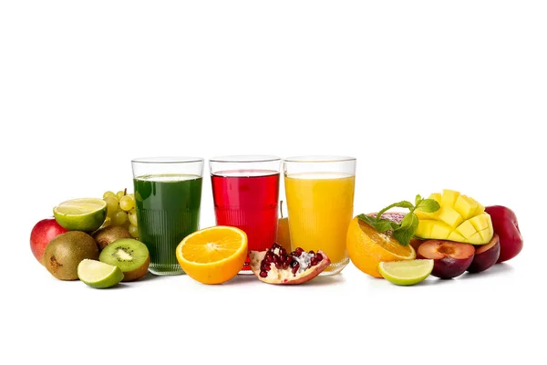 健康的なジュース 果物や野菜が白い背景に眼鏡 — ストック写真