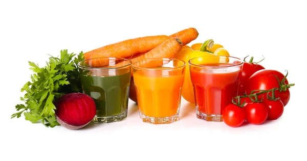 健康的なジュース 果物や野菜が白い背景に眼鏡 — ストック写真