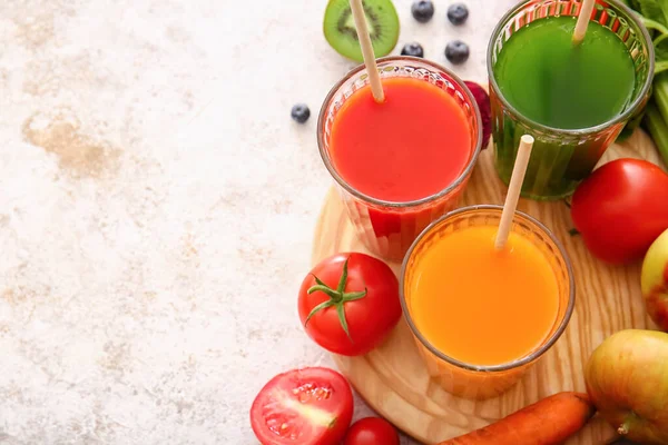 Gläser Mit Gesundem Saft Obst Und Gemüse Auf Hellem Hintergrund — Stockfoto