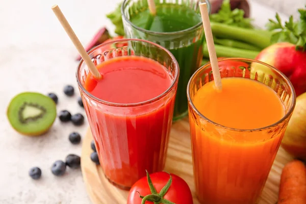 Glasses Healthy Juice Fruits Vegetables Light Background — Stock Photo, Image