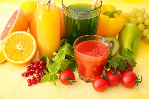 Glasses Healthy Juice Fruits Vegetables Color Background — Stock Photo, Image