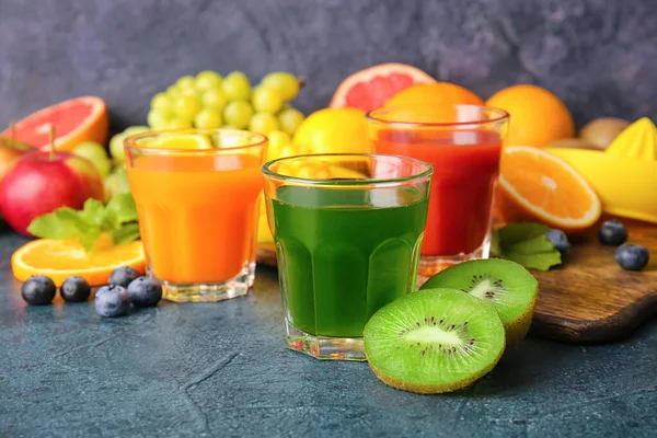 Glasses Healthy Juice Fruits Vegetables Dark Background — Stock Photo, Image