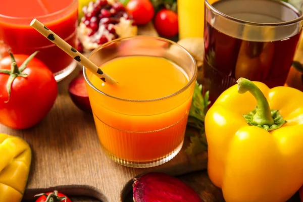 Gläser Mit Gesundem Saft Obst Und Gemüse Auf Farbigem Holzgrund — Stockfoto
