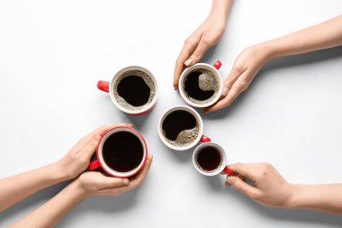 Beyaz arka planda kahve fincanları olan kadınlar.