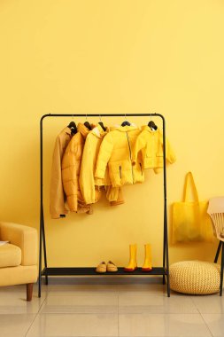 Koridorun içinde şık kıyafetler var.