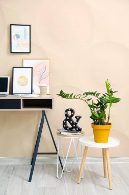 Modern iş yeri ve resimli şık bir oda.