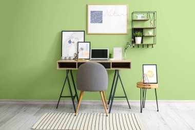 Modern iş yeri ve resimli şık bir oda.