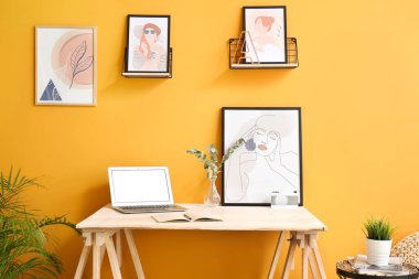 Modern iş yeri ve resimli şık bir oda.