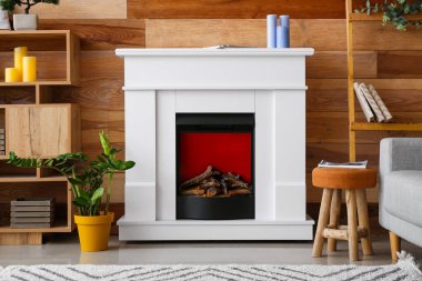 Oturma odasının içindeki modern şömine.