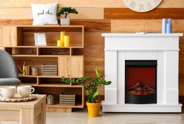 Oturma odasının içindeki modern şömine.