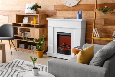 Oturma odasının içindeki modern şömine.