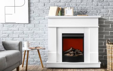 Modern şömine şık bir oturma odasının içinde.