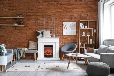 Modern şömineli şık bir oturma odası.