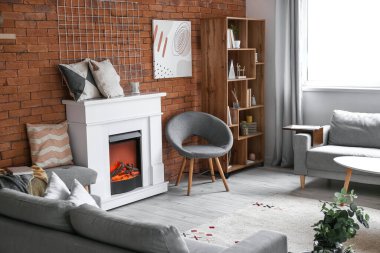 Modern şömineli şık bir oturma odası.