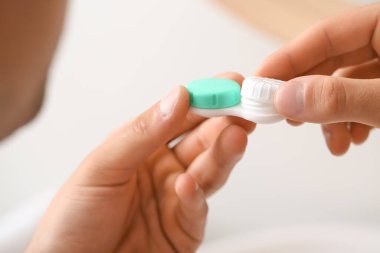 Evde kontakt lensli genç adam, yakın plan.