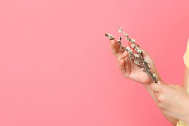 Renkli dalları olan küçük bir kız.