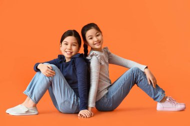 Renkli küçük kız kardeşler.