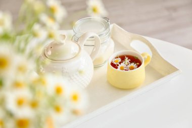 Mutfaktaki masada papatya çayı.