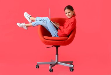Renkli dizüstü bilgisayarı olan küçük programcı