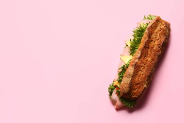 Renkli arkaplanda lezzetli ciabatta sandviç