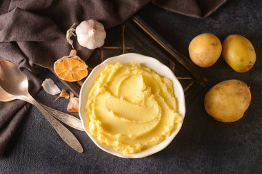 Bir kase lezzetli patates püresi, sarımsaklı ve sebzeli.