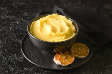 Koyu arkaplanda sarımsaklı patates püresi.