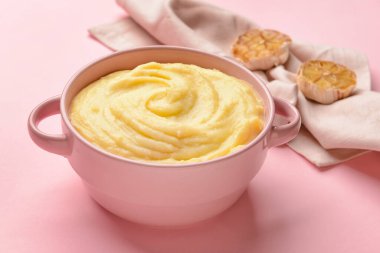 Renkli arka planda sarımsaklı patates püresi, yakın plan.