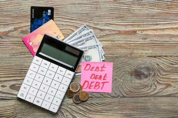 Papier Met Woord Debt Geld Rekenmachine Houten Ondergrond — Stockfoto