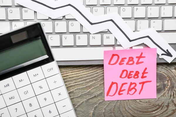 Word Debt Met Rekenmachine Toetsenbord Pijl Houten Achtergrond — Stockfoto