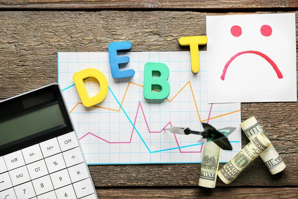 Word Debt Met Grafiek Rekenmachine Houten Achtergrond — Stockfoto