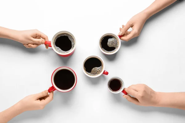 Vrouwen Met Kopjes Koffie Witte Achtergrond — Stockfoto