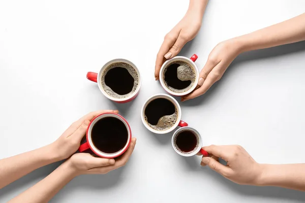 Kvinnor Med Koppar Kaffe Vit Bakgrund — Stockfoto