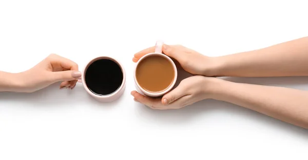 Kvinnliga Händer Och Koppar Kaffe Vit Bakgrund — Stockfoto