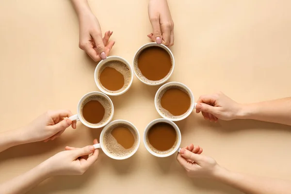 Manos Femeninas Tazas Café Sobre Fondo Color — Foto de Stock