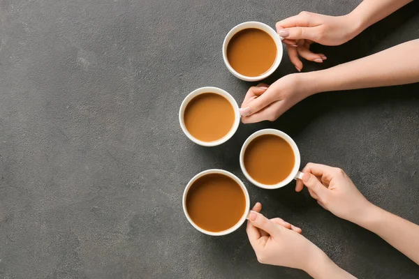 Kvinnliga Händer Och Koppar Kaffe Mörk Bakgrund — Stockfoto