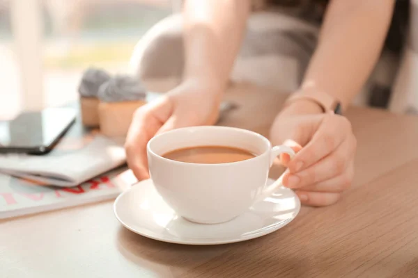 Jonge Vrouw Met Kopje Koffie Thuis Close — Stockfoto