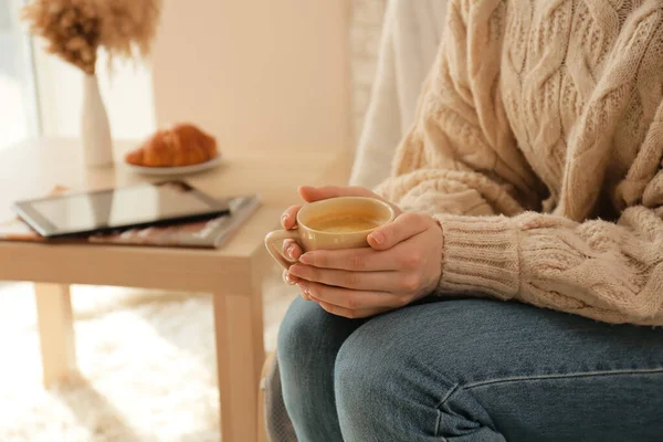 Ung Kvinna Med Kopp Kaffe Hemma — Stockfoto