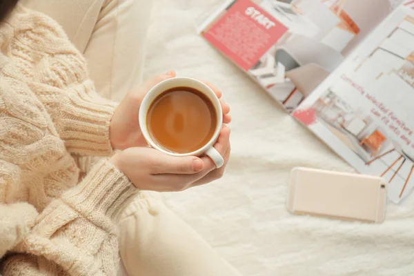 Jeune Femme Avec Une Tasse Café Maison Gros Plan — Photo