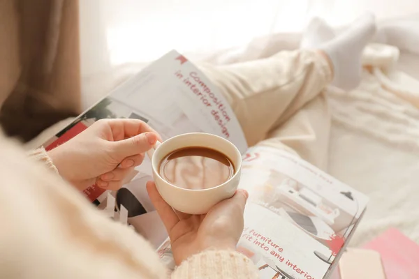 Jonge Vrouw Met Kopje Koffie Lezen Tijdschrift Thuis Close — Stockfoto