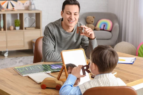 Tal Terapeut Arbetar Med Liten Pojke Kontoret — Stockfoto